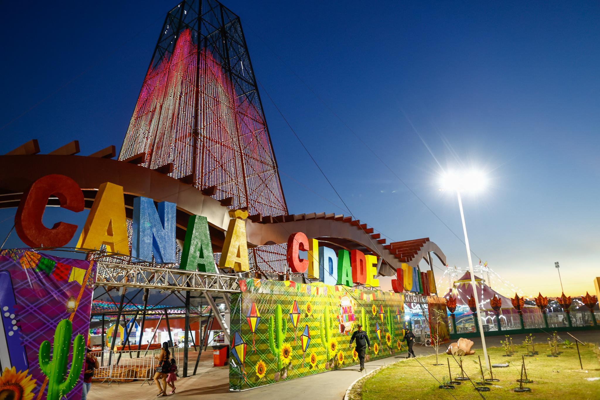 Canaã Cidade Junina inicia concurso de quadrilhas e atrai multidão na terceira noite do evento